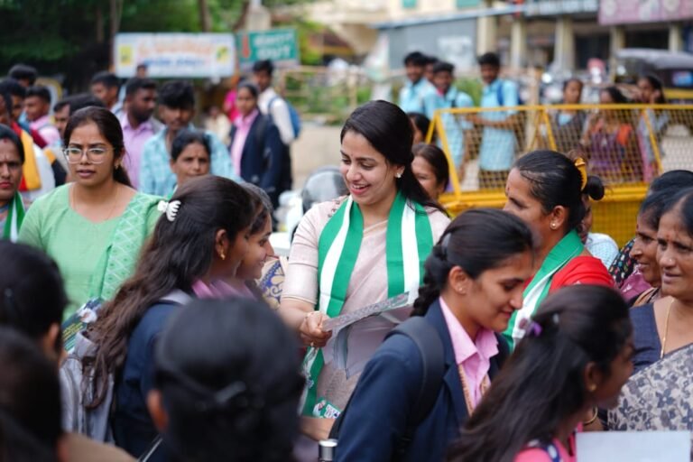 kn-bng-01-revathi-supported-her-husband-in-the-election-campaign-spl-story-script-7208083_04112024143951_0411f_1730711391_1107