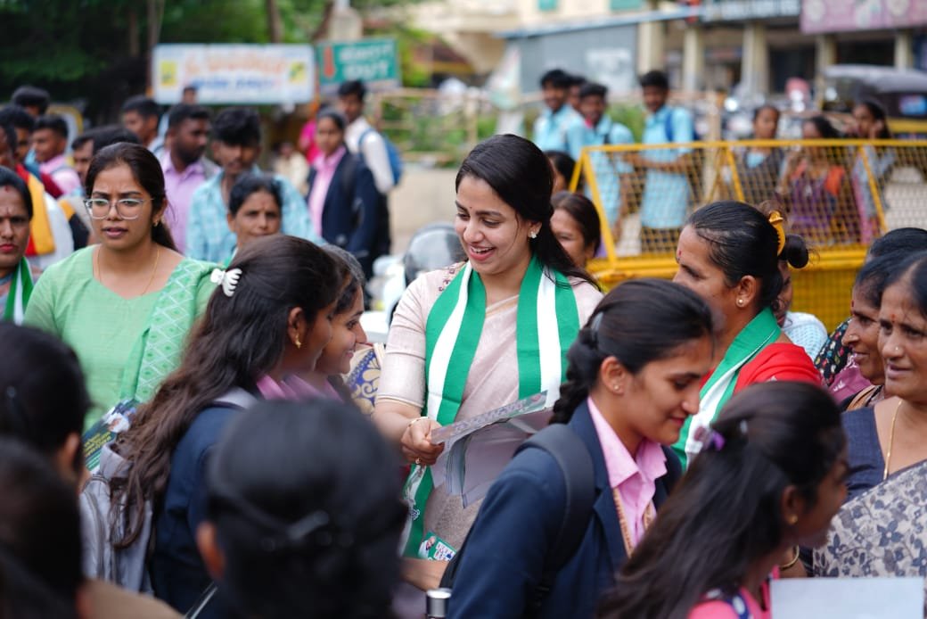 kn-bng-01-revathi-supported-her-husband-in-the-election-campaign-spl-story-script-7208083_04112024143951_0411f_1730711391_1107