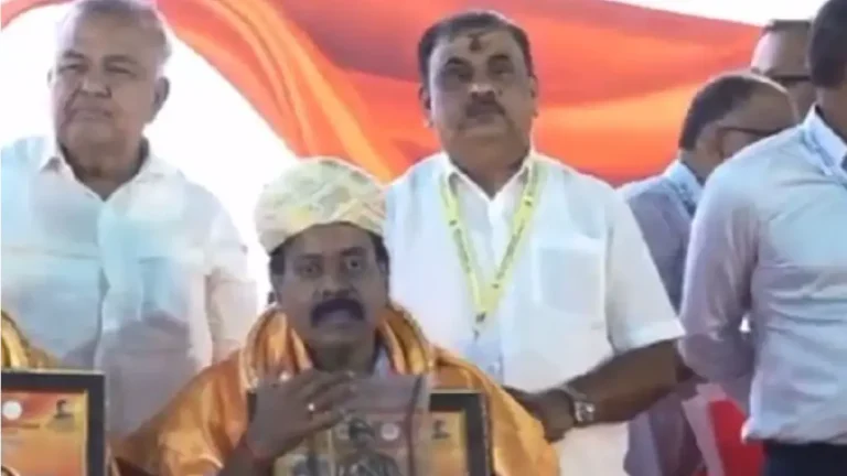 Ashvavega reporter Mahesh receives the 'Nadaprabhu Kempegowda Award'