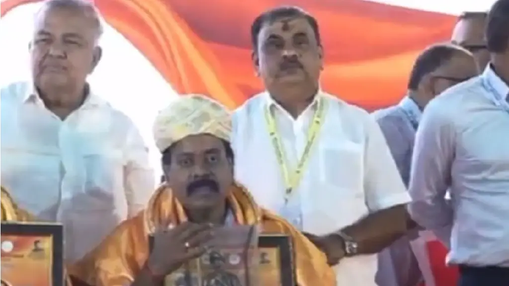 Ashvavega reporter Mahesh receives the 'Nadaprabhu Kempegowda Award'