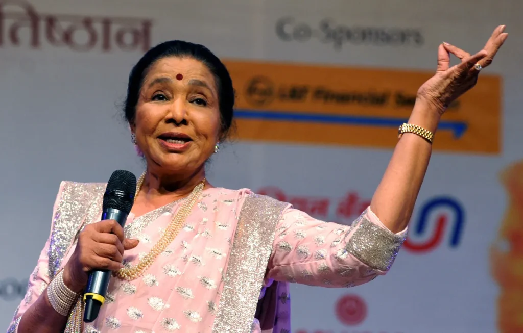 Indian-Bollywood-playback-singer-Asha-Bhosle-performs-in-Mumbai-April-2014