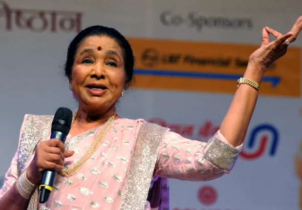 Indian-Bollywood-playback-singer-Asha-Bhosle-performs-in-Mumbai-April-2014