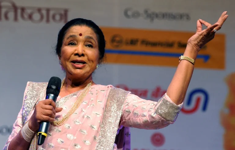 Indian-Bollywood-playback-singer-Asha-Bhosle-performs-in-Mumbai-April-2014