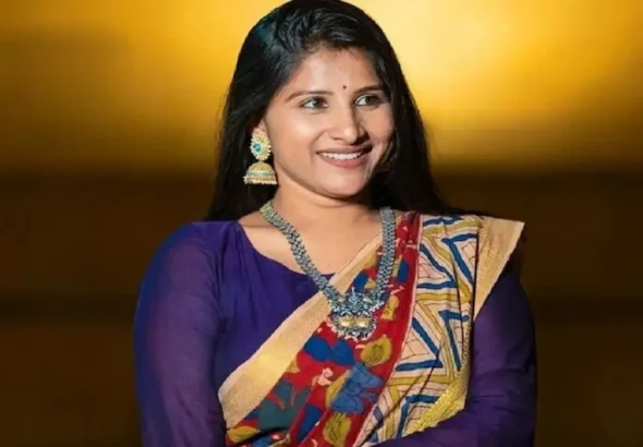 Singer-Mangli-photos-1024x614