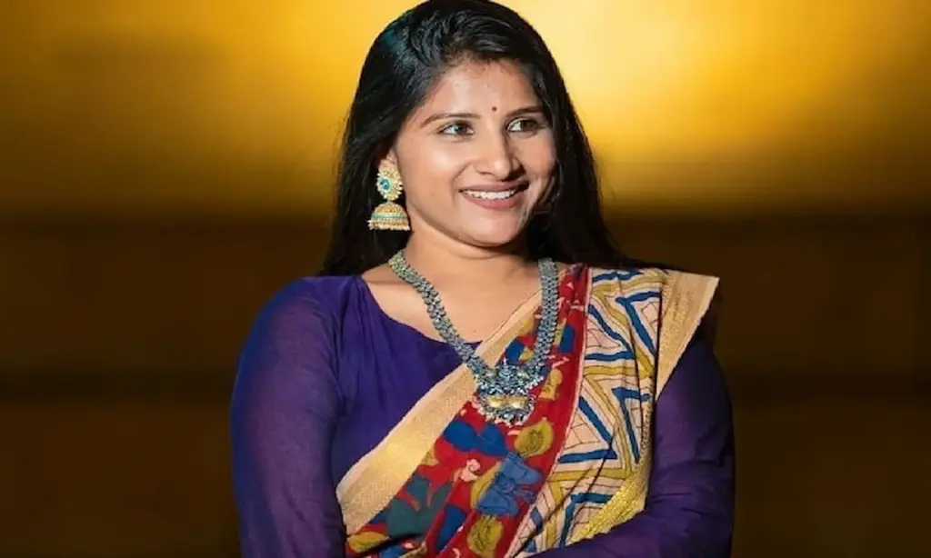 Singer-Mangli-photos-1024x614